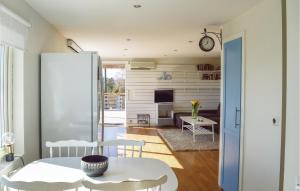 cocina y sala de estar con mesa y sillas en Beautiful Home In Uddevalla With Kitchen, en Uddevalla