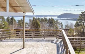 una terraza de madera con vistas al agua en Beautiful Home In Uddevalla With Kitchen, en Uddevalla