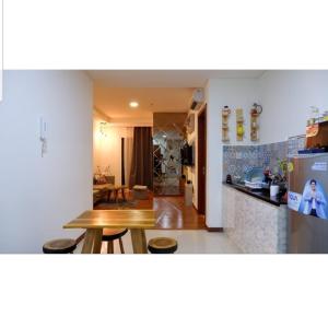 uma cozinha e sala de jantar com uma mesa num quarto em 2 Bed Room Amazing Sea View Condo 80sqm Fast Internet em Jakarta