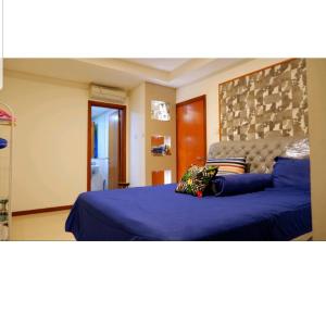 um quarto com 2 camas e lençóis azuis em 2 Bed Room Amazing Sea View Condo 80sqm Fast Internet em Jakarta