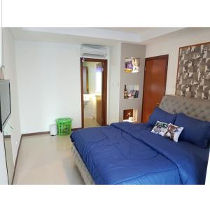 1 dormitorio con 1 cama azul grande en una habitación en 2 Bed Room Amazing Sea View Condo 80sqm Fast Internet en Yakarta