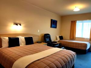 A bed or beds in a room at Braemar Motor Lodge