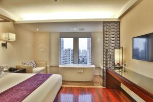 TV a/nebo společenská místnost v ubytování SSAW Boutique Hotel Shanghai Hongkou