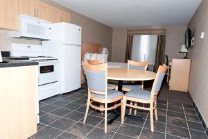 Kuchyň nebo kuchyňský kout v ubytování Paradise Inn and Suites