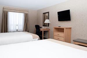 Postel nebo postele na pokoji v ubytování Paradise Inn and Suites