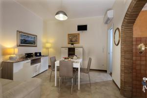 una cucina e un soggiorno con tavolo e sedie di Trinacria House a Taormina