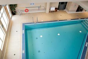 Bazén v ubytování Paradise Inn and Suites nebo v jeho okolí
