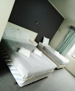 Кровать или кровати в номере Excelsior Motor Inn