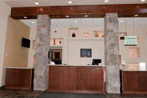 um lobby de um hospital com uma área de espera em Paradise Inn and Suites em Valleyview