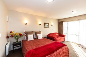 Postel nebo postele na pokoji v ubytování Cranford Oak Motel