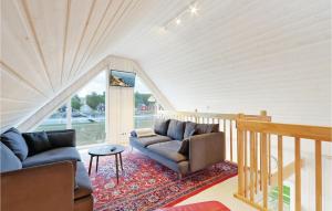 Posezení v ubytování Stunning Home In Zerpenschleuse With House Sea View