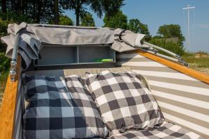 - une tente avec 2 oreillers dans l'établissement Schlafstrandkorb Nr.2, à Sierksdorf