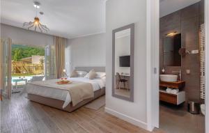 En eller flere senge i et værelse på Four-Bedroom Holiday Home in Veprinac