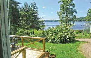 TämtaにあるAwesome Home In Fristad With 2 Bedrooms And Wifiの湖の見える出入口