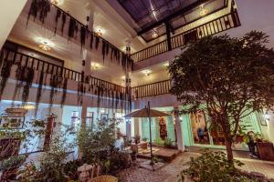 un gran edificio con una mesa y una sombrilla en 大理得一舍海景休闲民宿, en Dali