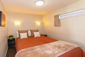 Postel nebo postele na pokoji v ubytování Cranford Oak Motel