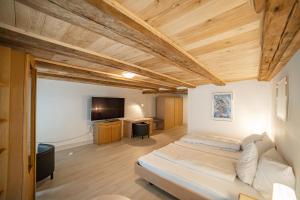 ein großes Schlafzimmer mit einem Bett und einem TV in der Unterkunft Hotel Mokka Laufenburg in Laufenburg