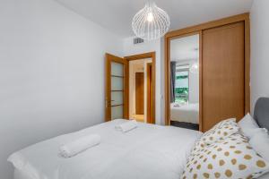 Säng eller sängar i ett rum på DIZENGOFF SQUARE superb 1 bedroom with balcony