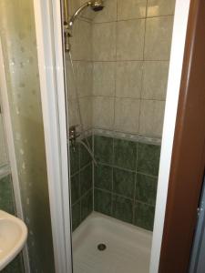 y baño con ducha y lavamanos. en Apartmany Pohoraly en Rokytnice nad Jizerou