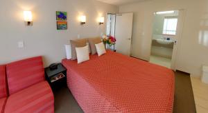 Postel nebo postele na pokoji v ubytování Cranford Oak Motel
