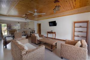 Lounge atau bar di Flora's Self Catering Apartments