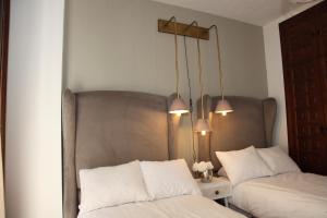 1 dormitorio con 2 camas y un espejo encima de ellas en Apartamento San Juan, en Cuenca