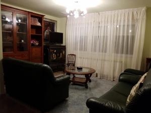 Sala de estar con 2 sofás y mesa en Villa San Jorge, en Jaraba