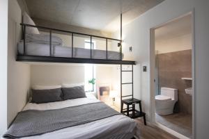 1 dormitorio con litera y baño en DW STAY HONGDAE, en Seúl