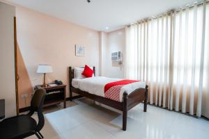 A bed or beds in a room at OYO 236 Hotel Edmundo