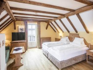 Rúm í herbergi á Hotel Tiefenbrunner