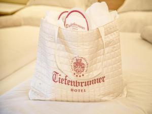 Rúm í herbergi á Hotel Tiefenbrunner