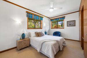 A bed or beds in a room at Getaway Haven in the Noosa surrounds
