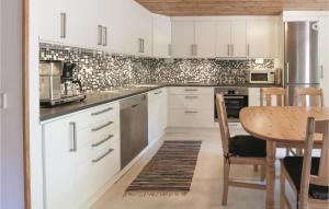Kuchyň nebo kuchyňský kout v ubytování Awesome Home In Nybrostrand With Wifi