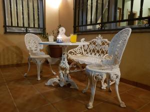 un tavolo bianco e due sedie e un tavolo con una candela di Villa San Jorge a Jaraba