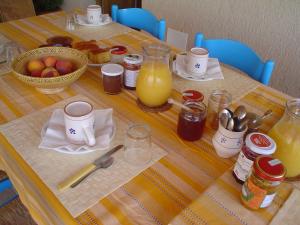 a table with food and drinks and a bowl of fruit at B&B Calabria in Scigliano