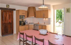 een keuken met een tafel en stoelen en een keuken met een tafel en een keuken bij 3 Bedroom Cozy Home In Montfaucon in Montfaucon