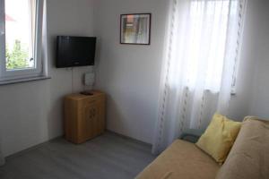 TV a/nebo společenská místnost v ubytování Mediterranean Oasis Apartments