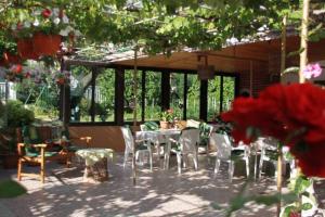 Restaurace v ubytování Mediterranean Oasis Apartments