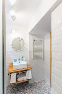 un baño con lavabo y espejo en All Season Studios, en Brasov