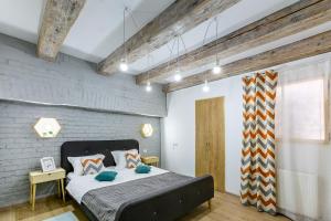 Un dormitorio con una cama y una pared de ladrillo. en All Season Studios, en Brasov