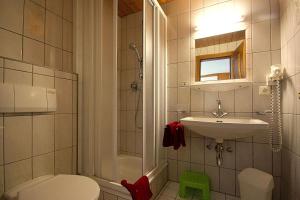 Koupelna v ubytování Kinderhotel Sailer
