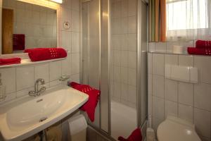uma casa de banho com um lavatório e um WC em Kinderhotel Sailer em Wenns