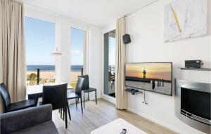 トラフェミュンデにあるAmazing Apartment In Lbeck Travemnde With 1 Bedrooms And Wifiのリビングルーム(海の景色を望むダイニングルームテーブル付)