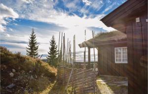 una vista di una casa con il sole sullo sfondo di Gorgeous Home In Sjusjen With House A Mountain View a Sjusjøen