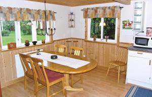 cocina con mesa y sillas en una habitación en Nice Home In Grnna With Wifi, en Gränna