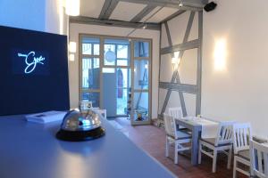 ナウムブルクにあるペンジオン ティピシュ ナウムブルクのダイニングルーム(テーブル、白い椅子付)