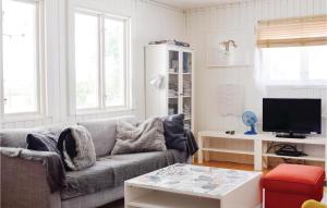 sala de estar con sofá y mesa de centro en 3 Bedroom Gorgeous Home In Lttorp, en Löttorp