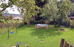 MeisburgにあるCozy Apartment In Meisburg With Wifiのブランコ付きの庭のテーブルと椅子