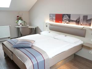 En eller flere senge i et værelse på Hotel Bonn City