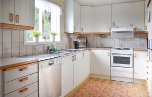 Kuchyň nebo kuchyňský kout v ubytování Nice Home In Bruzaholm With Kitchen